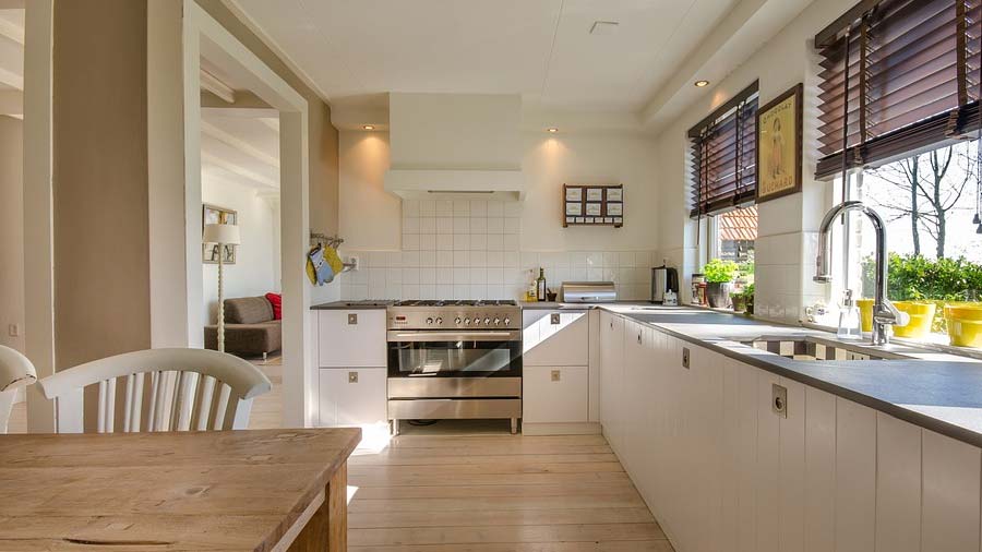 Eine moderne Küche - groß, clean und funktonal Eine moderne Küche - groß, clean und funktonal